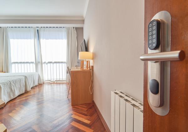 201_1_entrada_puerta_abierta