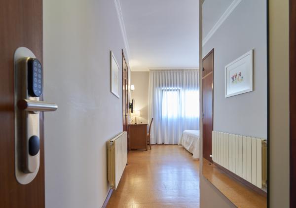 205_1_habitacion_entrada_abrir_cortina