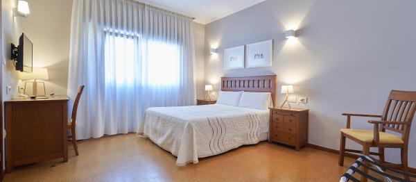 205_3_habitacion_abrir_cortina_y_hacer_tele