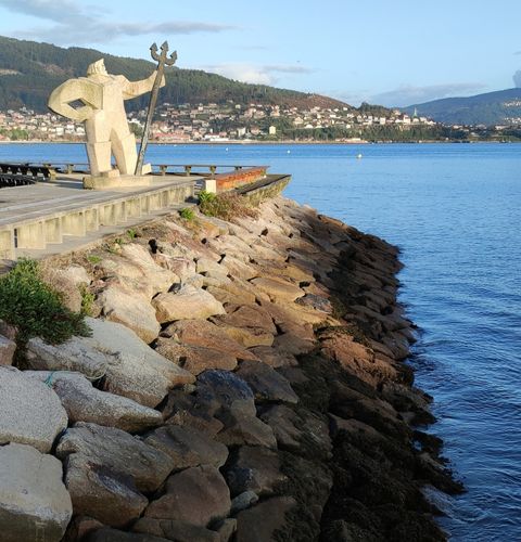escultura de poseidón en paseo marítimo de Moaña