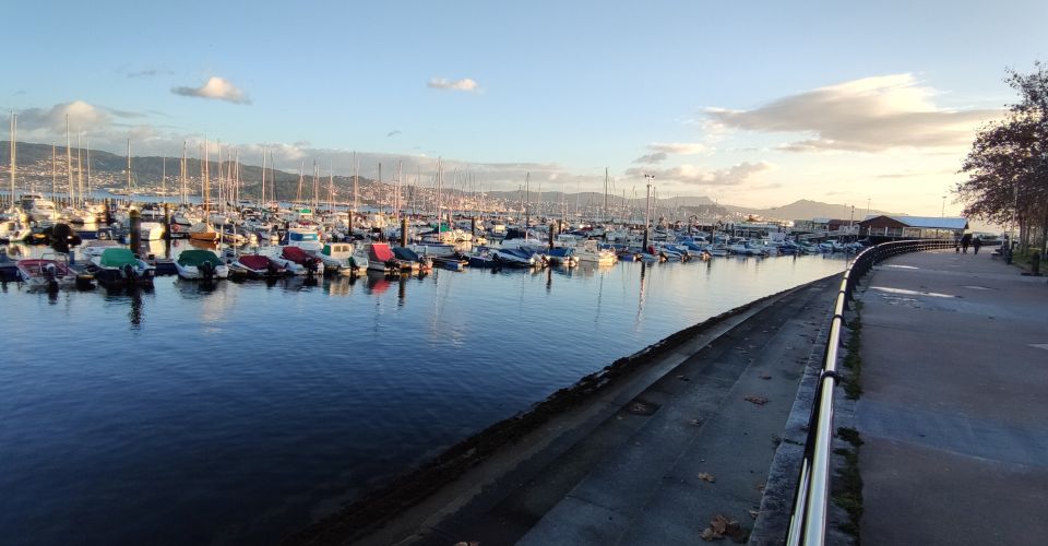 paseo marítimo junto al puerto deportivo de Moaña
