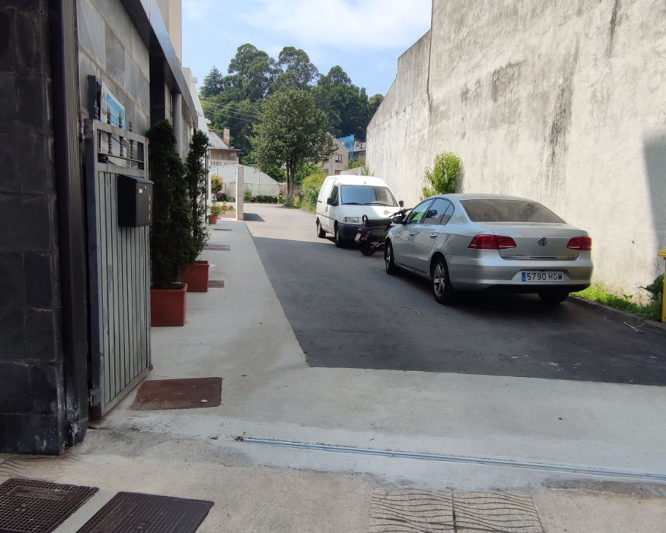Entrada al parking que pueden utilizar los huéspedes de hotel Prado Viejo